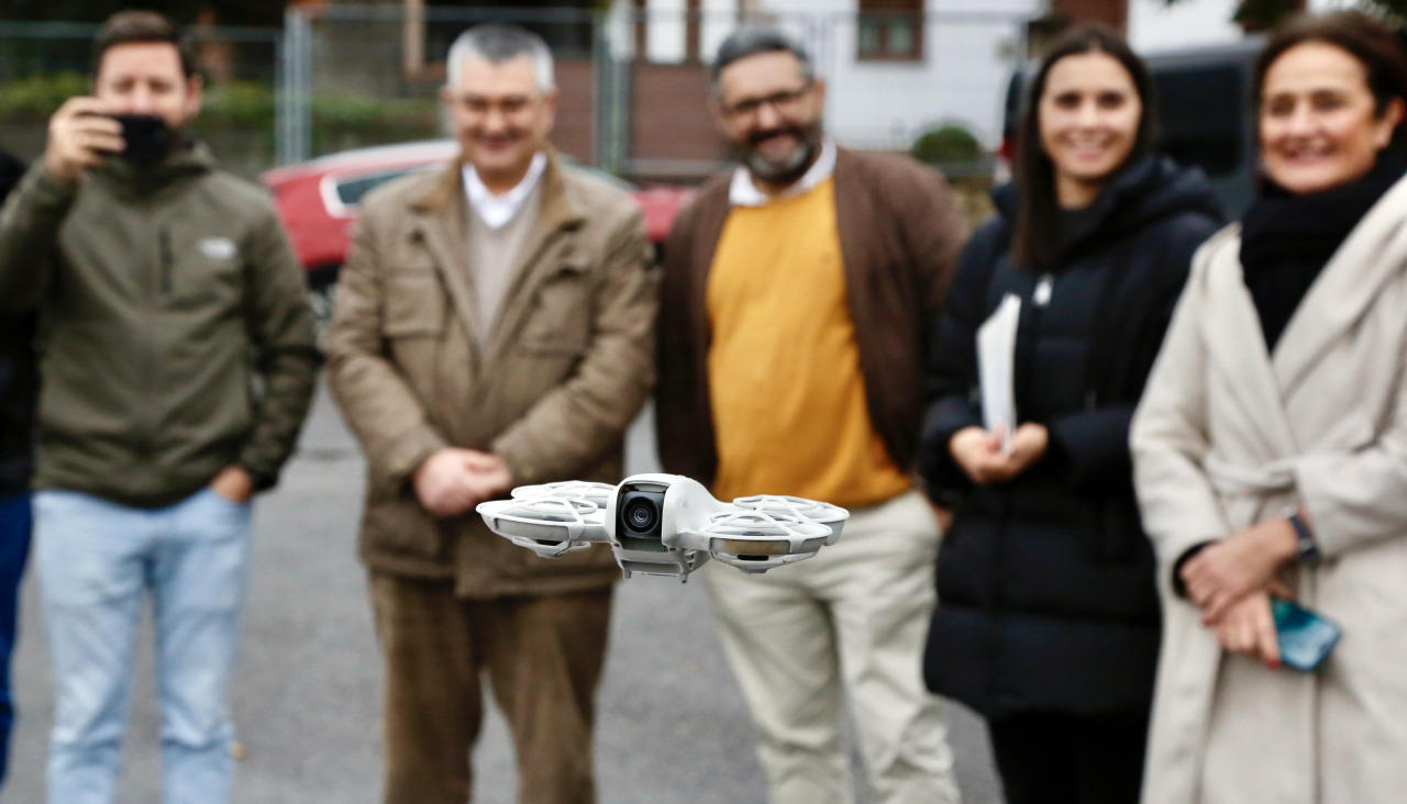 Las autoridades observan el vuelo de una unidad, ayer