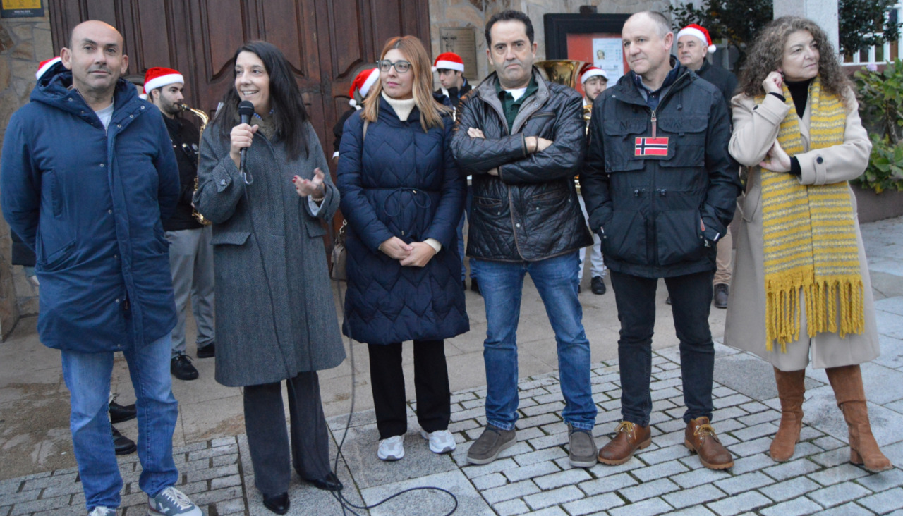 La alcaldesa, María Sampedro, acompañada de los ediles Fernando Abraldes, Ana Barreiro y Juana Brión, yde Miguel Abraldes y Manuel Casais, artífices del belén, presidieron la inauguración
