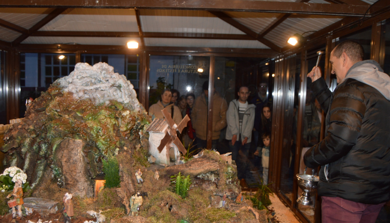 Ángel, el sacristán, se encargó de realizar la bendición del nacimiento municipal aguiñense