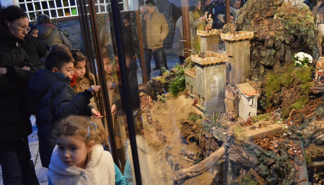 Los niños fueron los grandes protagonista del acto de encendido del belén mecánico de Aguiño