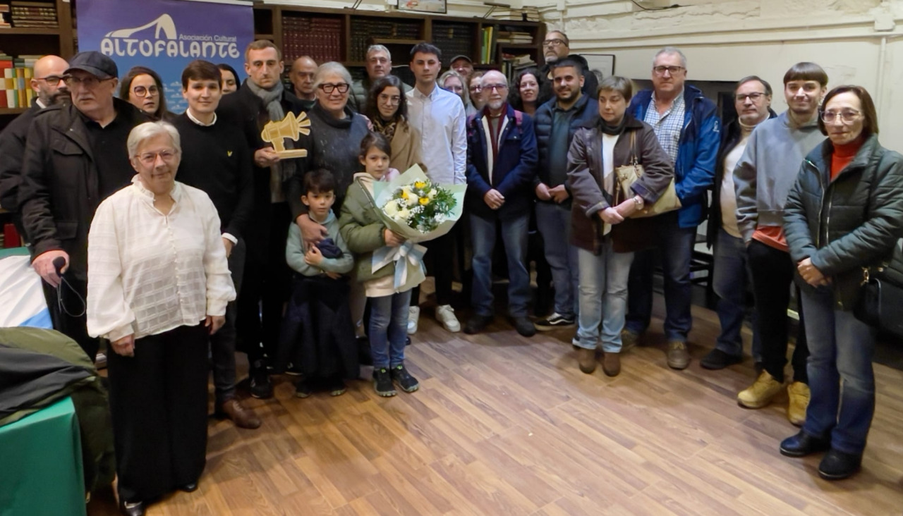 El acto de entrega, a título póstumo del Premio 'Altofalante do Ano 2025' a Xosé Antón Parada tuvo lugar en la sede del Ateneo Valle-Inclán de Ribeira