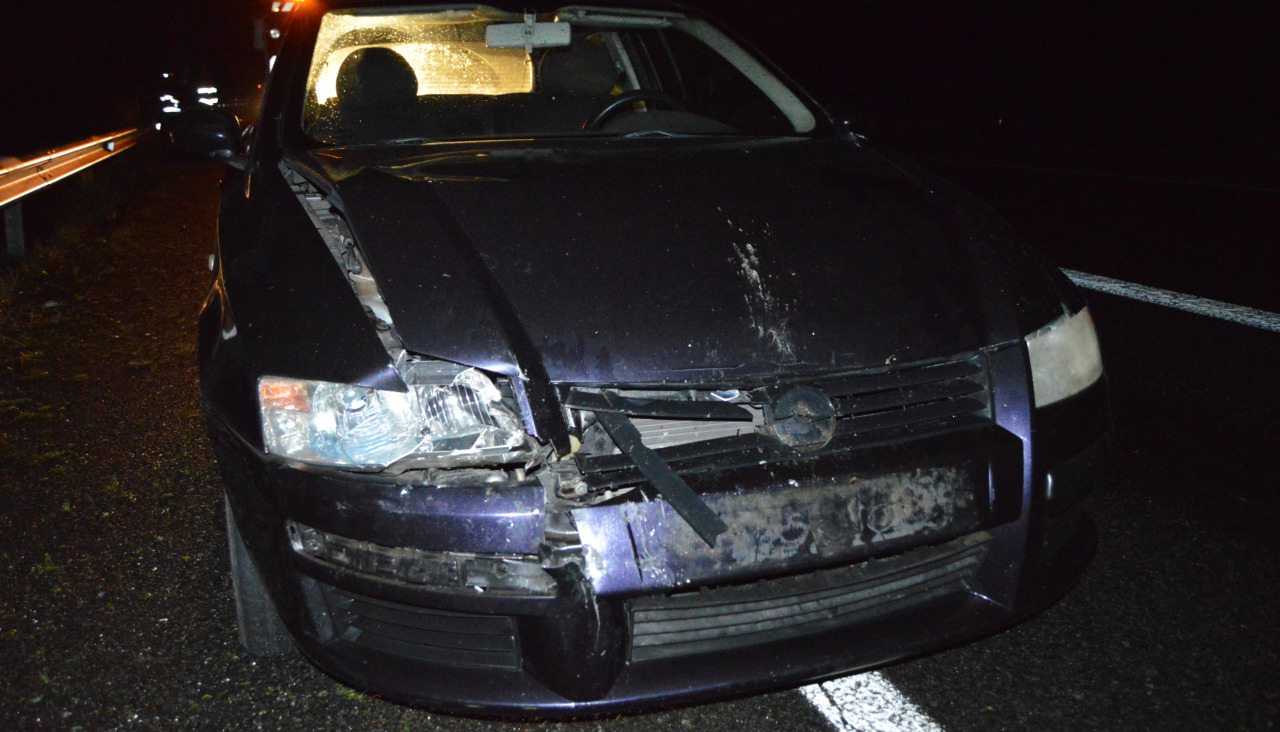 Un Fiat Stylo sufrió varios destrozos en su parte frontal como consecuencia de la colisión con un Toyota