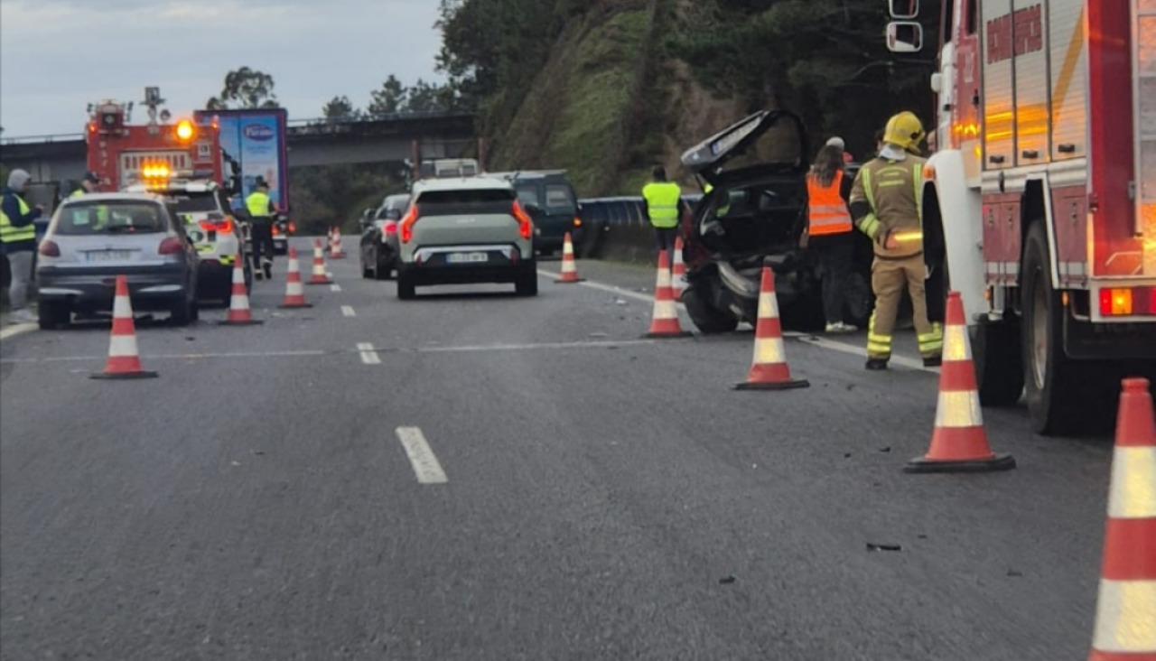 El accidente de tráfico múltiple se registró en la calzada de Padrón a Ribeira de la Autovía do Barbanza, a la altura del Kilómetro 28 en Boiro