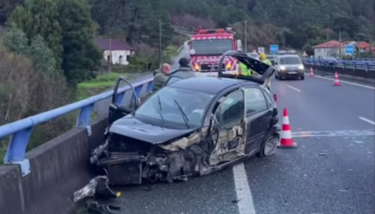 El accidente de tráfico múltiple se registró en la calzada de Padrón a Ribeira de la Autovía do Barbanza, a la altura del Kilómetro 28 en Boiro