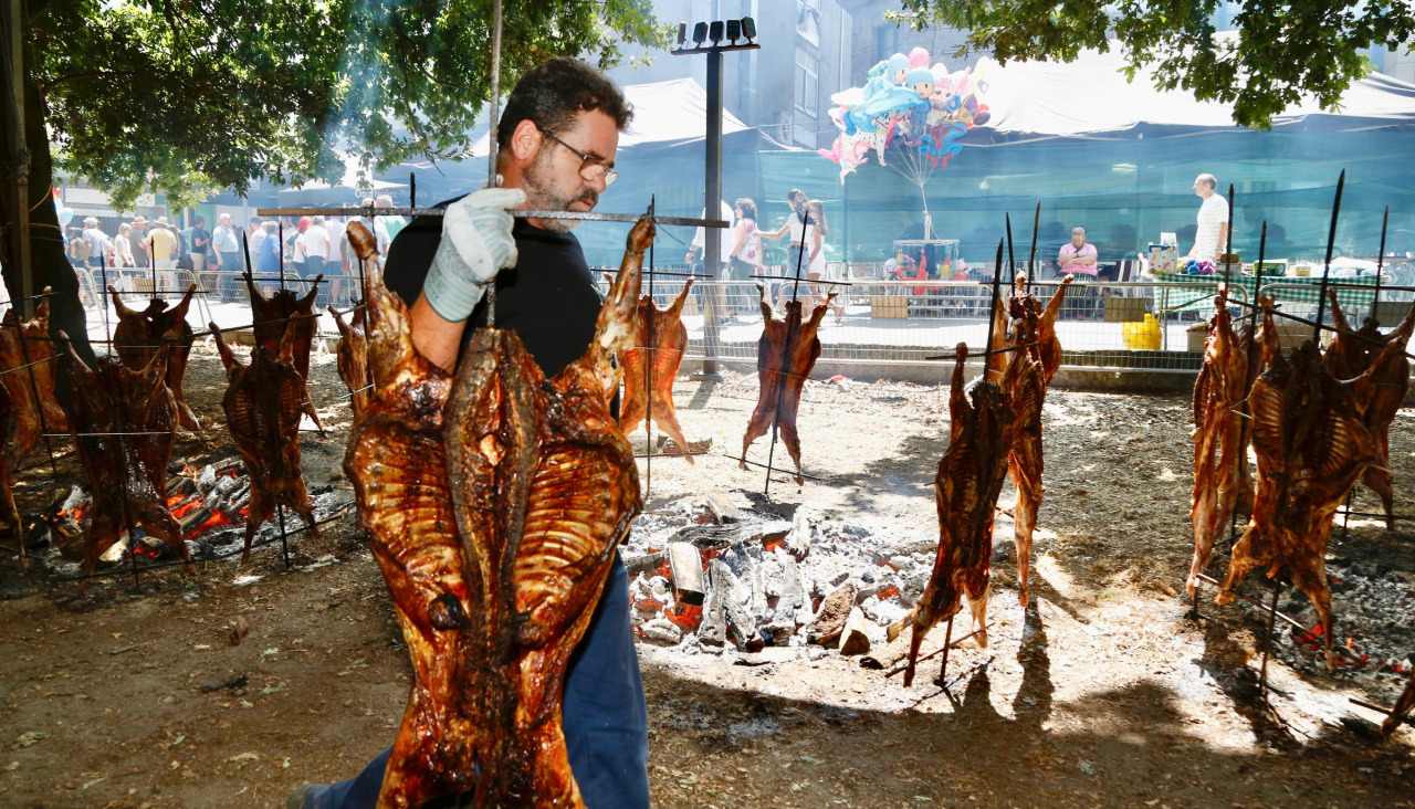 La celebración de la Festa do Carneiro ó Espeto en la Carballeira de Santa Lucía