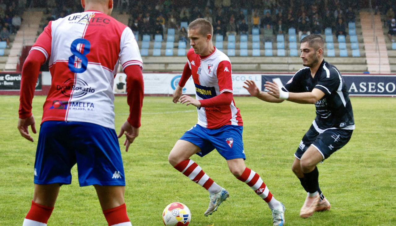 Marcos Remeseiro controla el balón ante el Noia en A Lomba