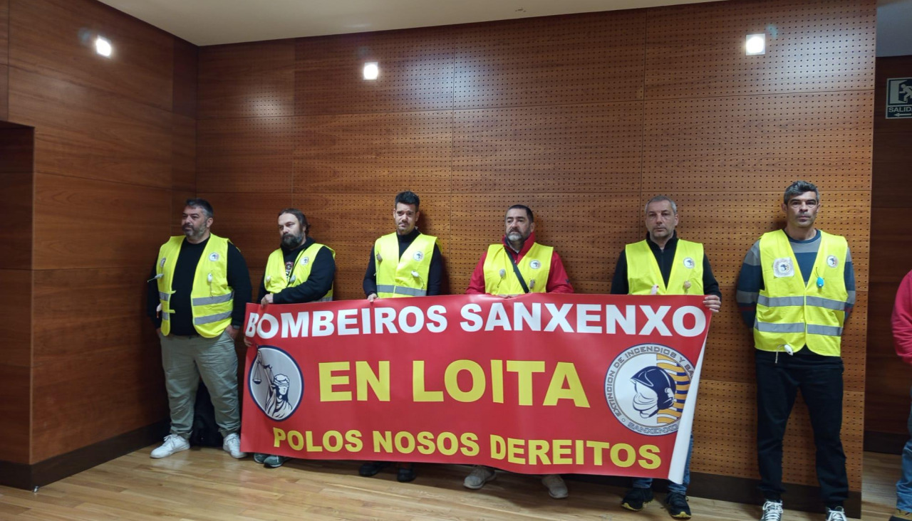 Imagen de archivo del personal de Emerxencias Sanxenxo durante una sesión plenaria