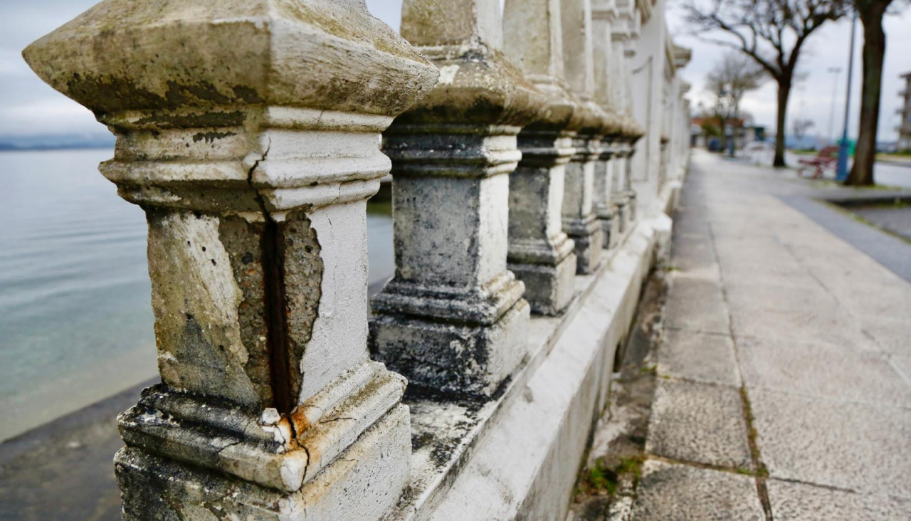 Imaxe da deteriorada balaustrada de Vilaxoán