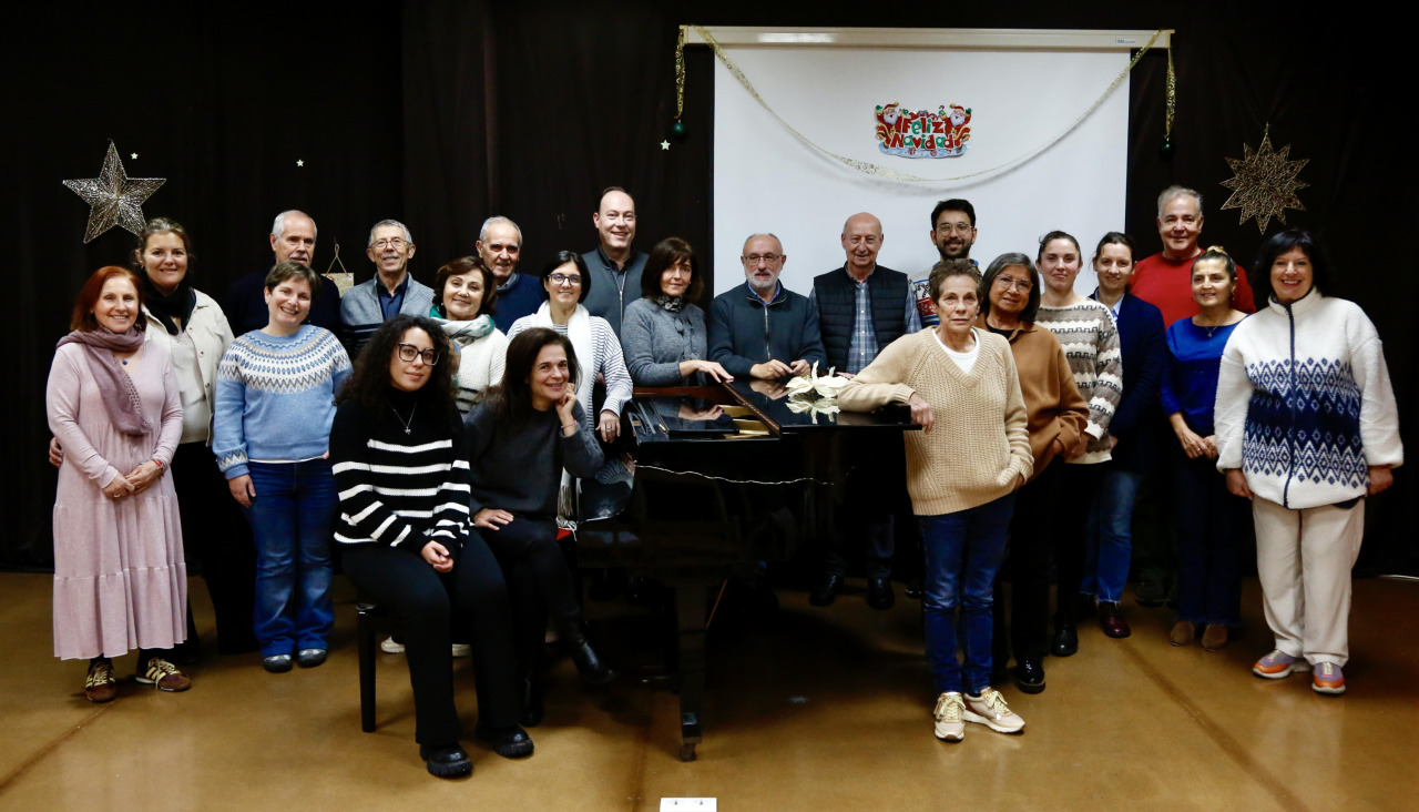 Integrantes del Coro Liceo de Vilagarcía durante uno de sus ensayos