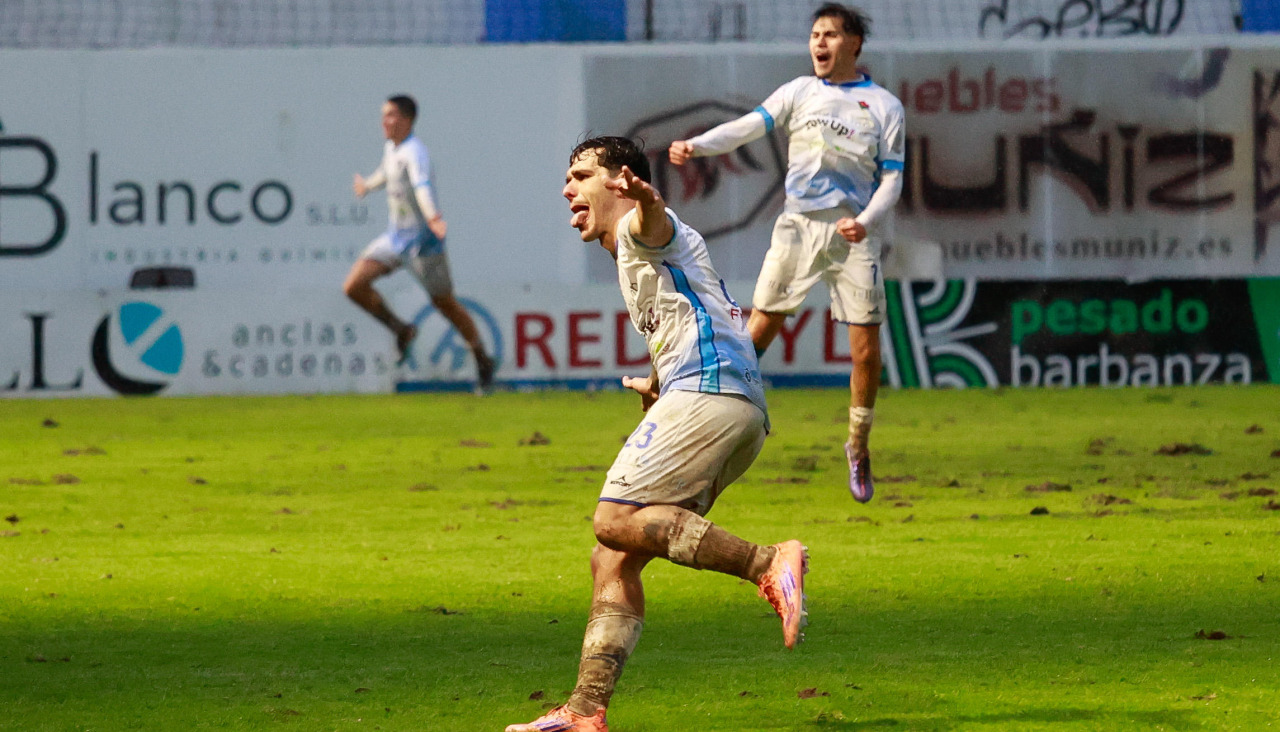 Samu Araújo celebra uno de los goles en Barraña