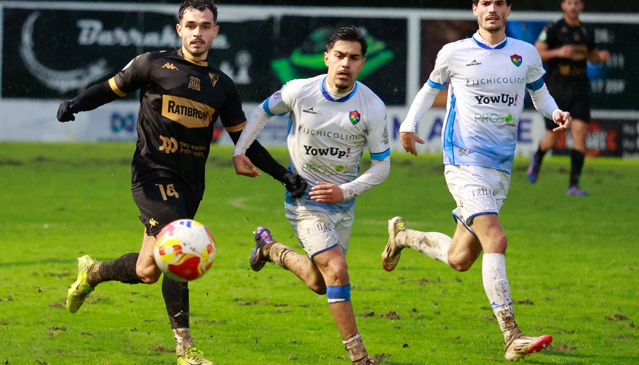 El Boiro mostró su mejor cara en el derbi ante el Arosa