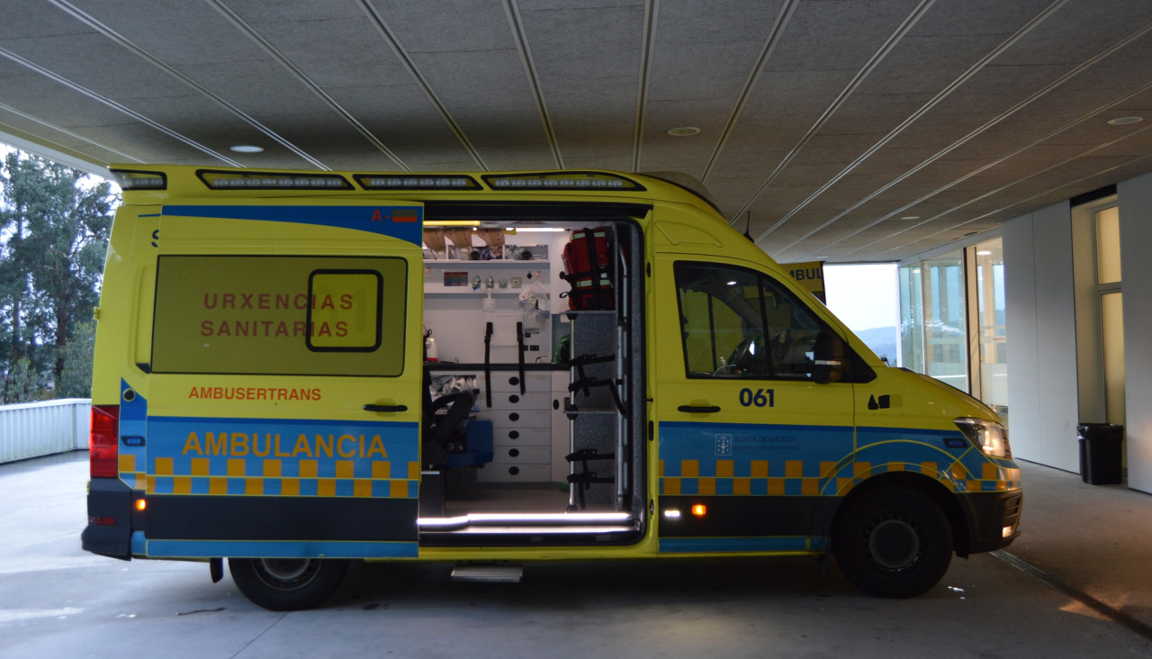 Una ambulancia del 061 trasladó al ciclista herido al servicio de Urxencias del Hospital do Barbanza | Ch.R.