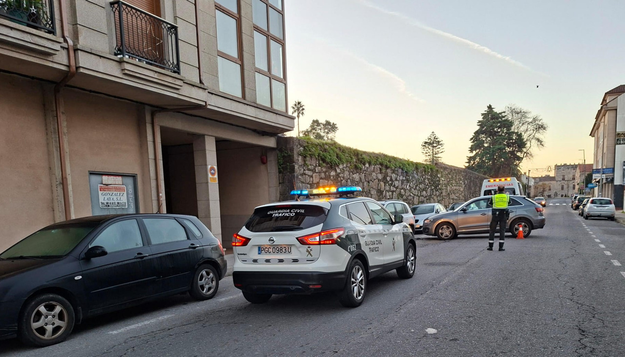 La Guardia Civil de Tráfico en el lugar del accidente en la avenida de Villagarcía