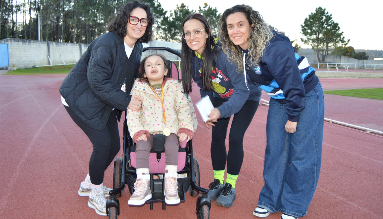 Daniela Otero y su madre recibieron de las representantes de la Escuela de Boxeo El Canario y del Club Natación Riveira el dinero recaudado en donaciones