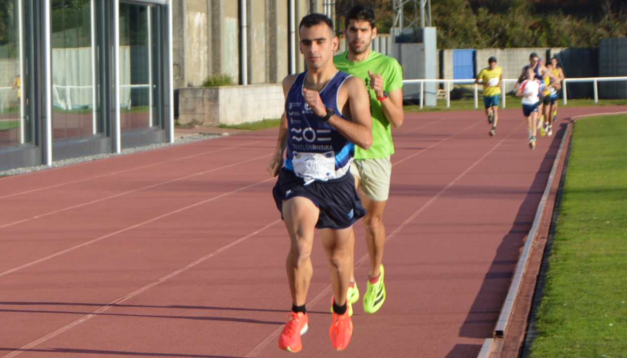 El duelo entre Jorge González y Alberto Riveiro estuvo muy igualado durante buena parte de la carrera
