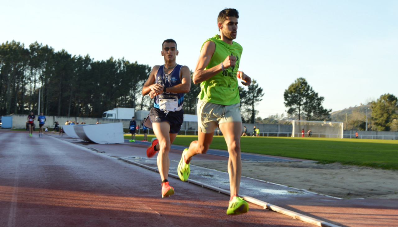 Alberto Riveiro rebasó a Jorge González a falta de dos vueltas para rematar la carrera y ya no abandonó el primer puesto