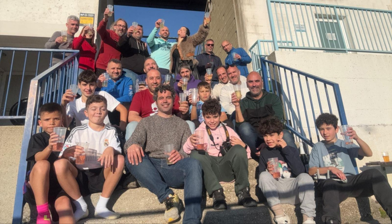 Un grupo de amigos disputó la tradicional pachanga de fútbol en el campo de césped artificial de A Fieiteira para despedir el 2025 y, a su remate, brindaron por un próspero año nuevo