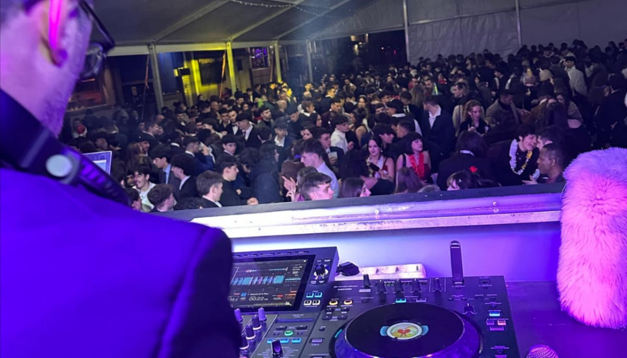 DJ Ricky Domínguez fue el encargado de amenizar la fiesta organizada por el Ayuntamiento de Ribeira en una carpa instalada en la Praza de Pontevedra