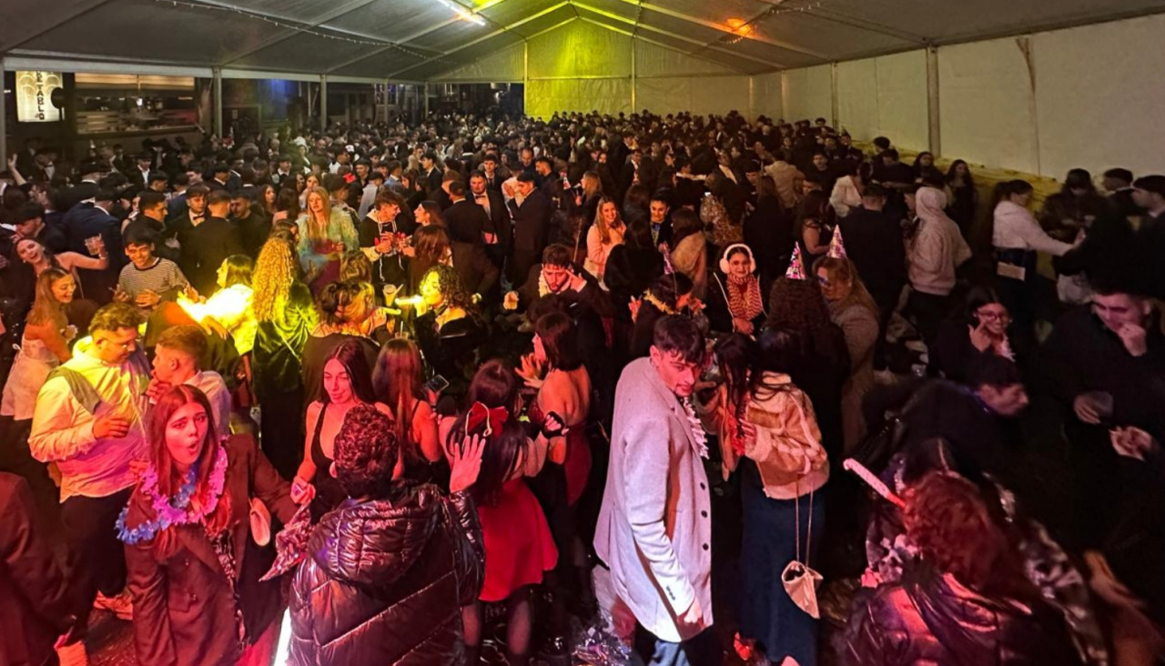 Las fiestas celebradas en carpas en la comarca resultaron una de las opciones de mayor demanda para la diversión en la primera madrugada del 2026