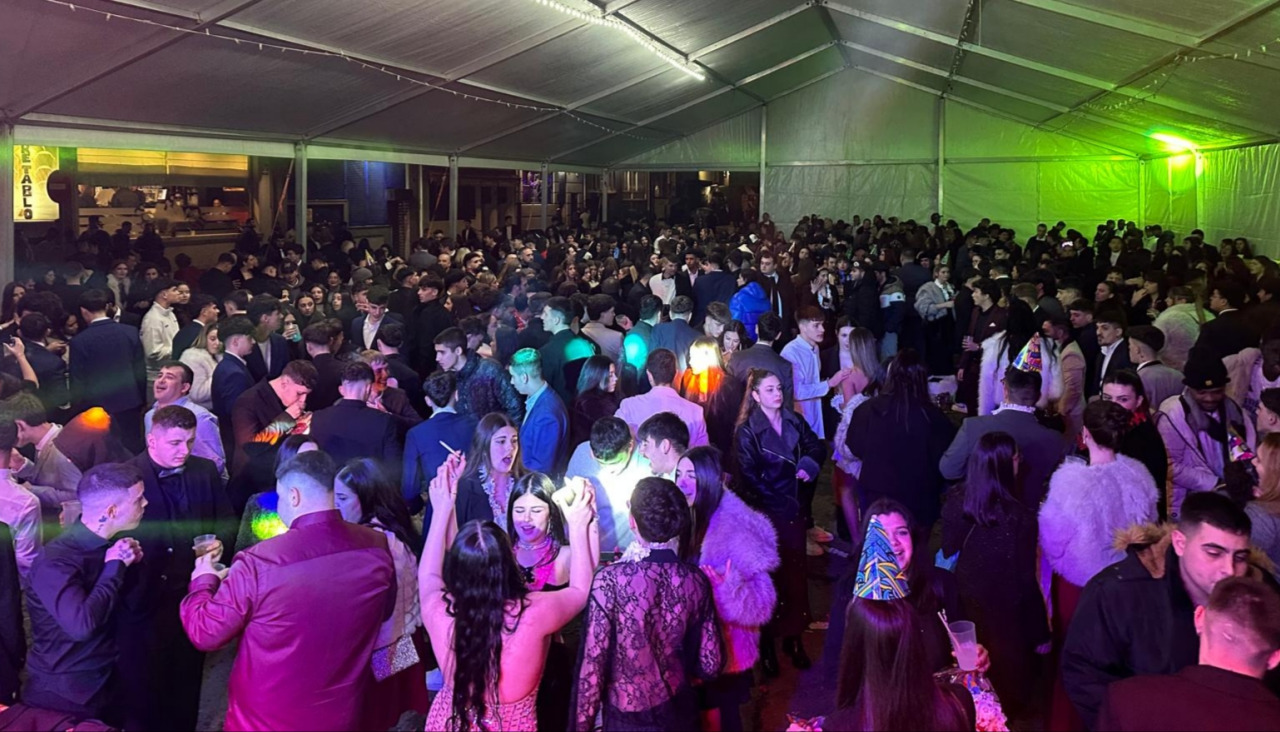 Las fiestas celebradas en carpas en la comarca resultaron una de las opciones de mayor demanda para la diversión en la primera madrugada del 2026