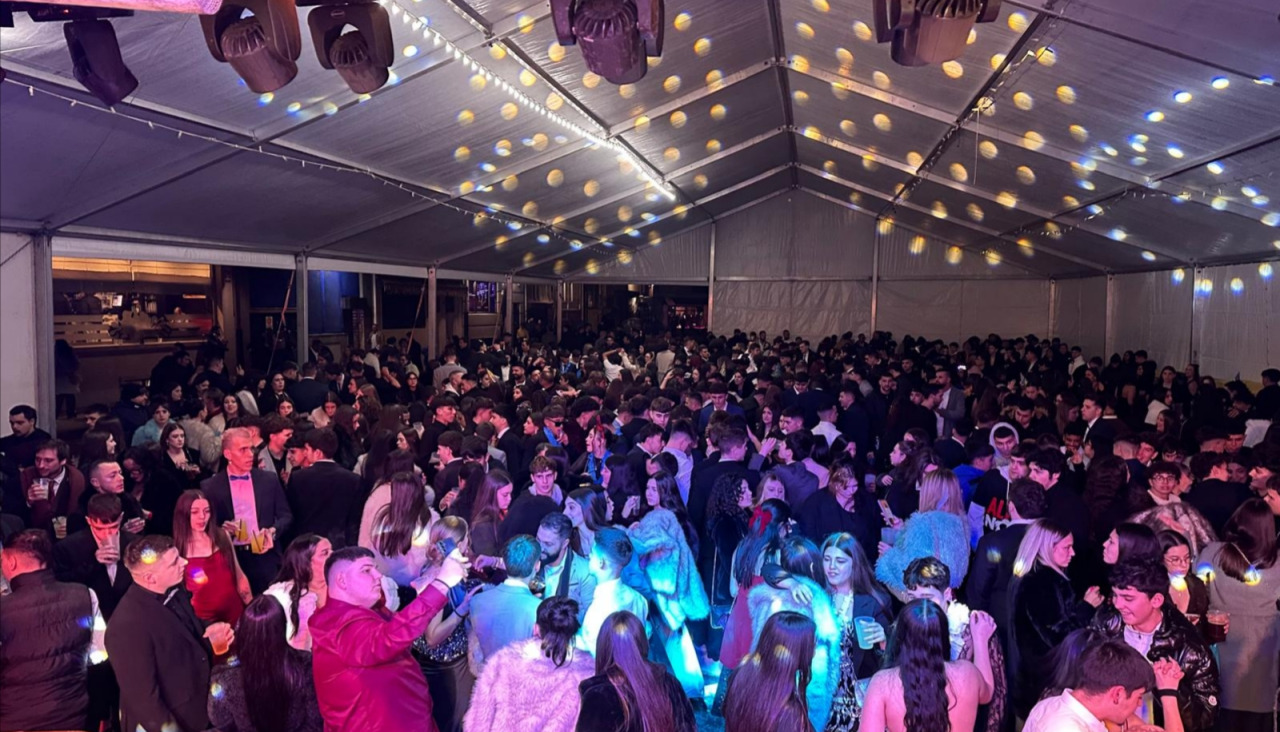 Las fiestas celebradas en carpas en la comarca resultaron una de las opciones de mayor demanda para la diversión en la primera madrugada del 2026