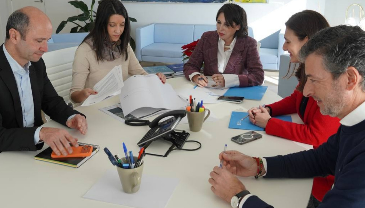 La conselleira de Economía e Industria, María Jesús Lorenzana, mantuvo una reunión de trabajo con la alcaldesa ribeirense, María Sampedro, yal frente de la delegación de la capital barbanzana