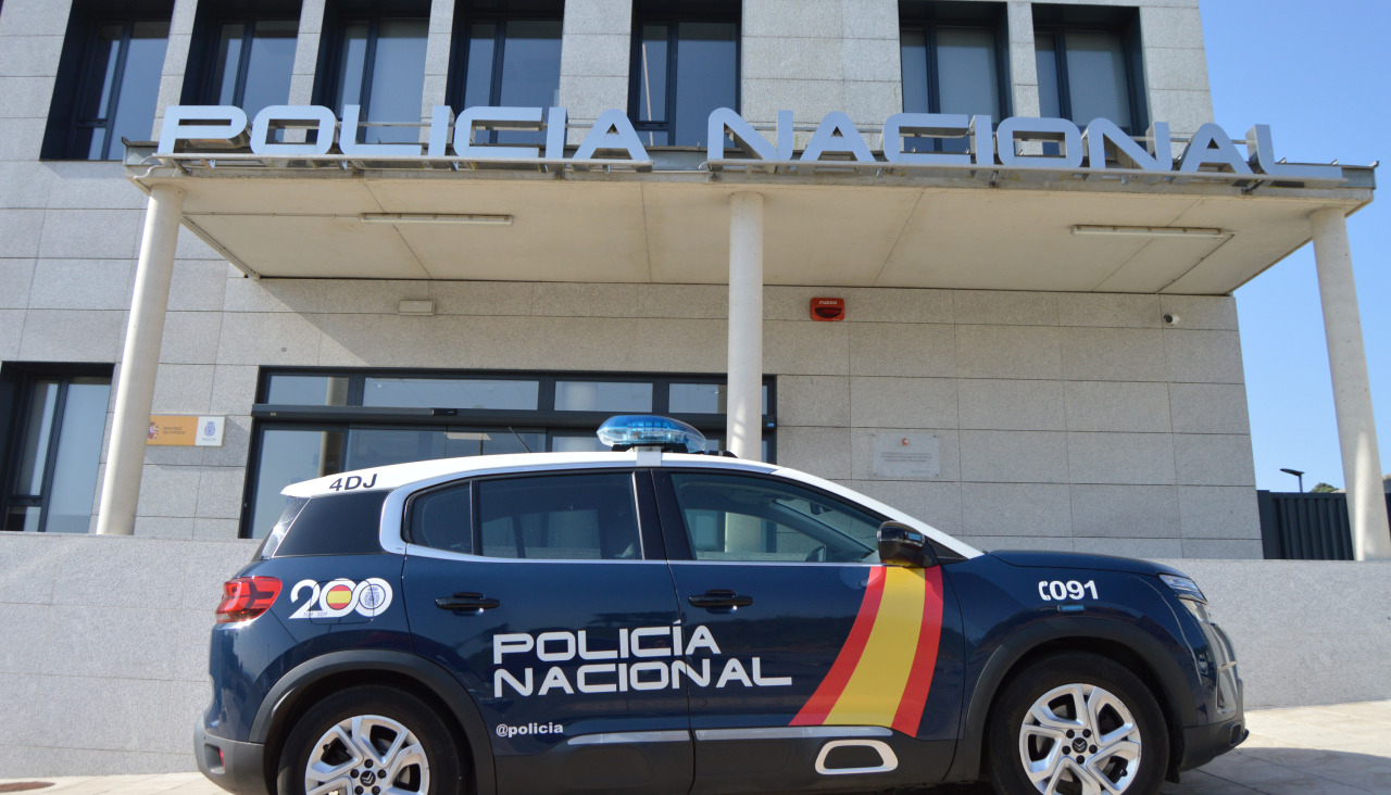 La Policía Nacional detuvo a los dos acusados tras montar un dispositivo de vigilancia a raíz de informaciones que alertaban de la venta de droga por detrás del cementerio municipal de Ribeira