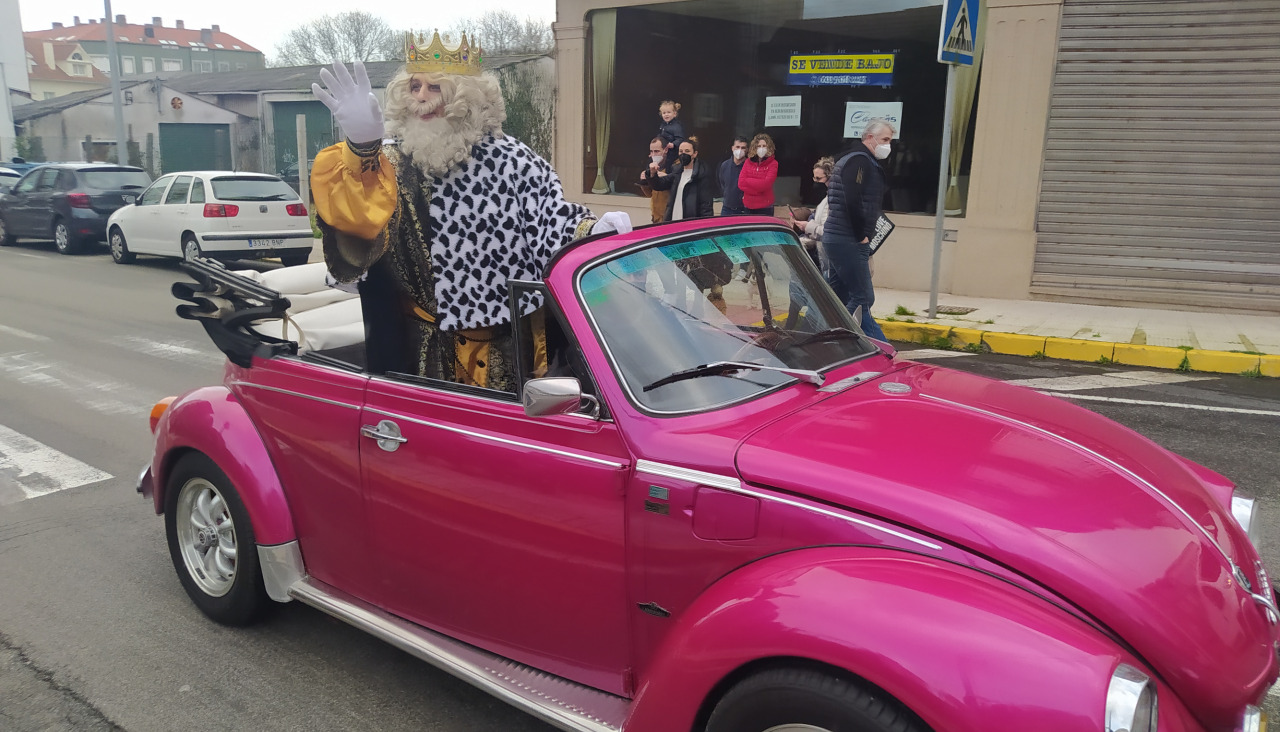 El Rey Melchor, así como Gaspar y Baltasar, recorrerán durante la mañana del 5 de enero las parroquias del municipio pobrense subidos en vehículos descapotables