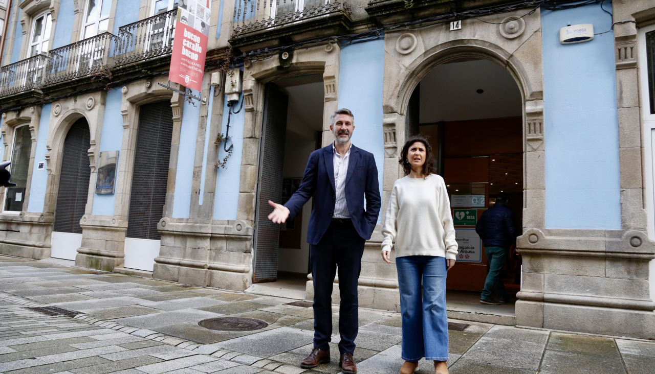 La edil de Cultura y el alcalde, delante de la Rivas Briones