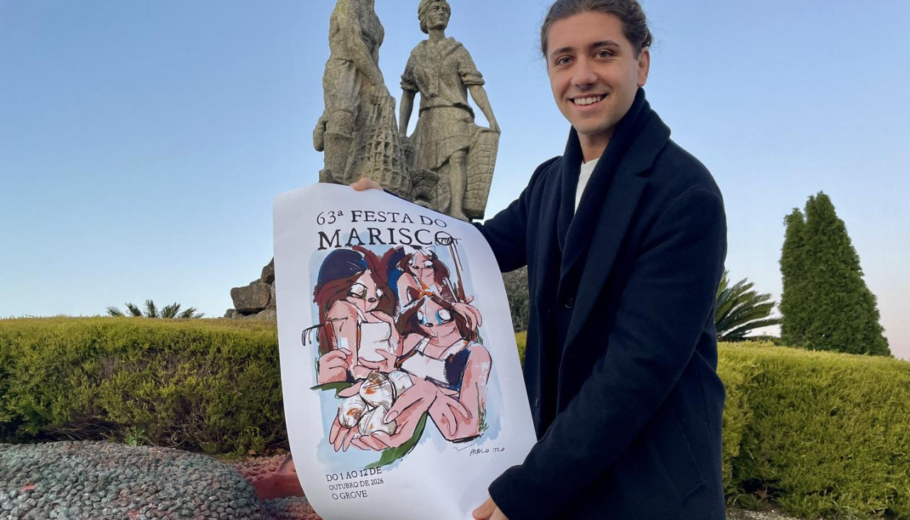 El artista, Pablo Ozo, posa con el cartel de la próxima fiesta
