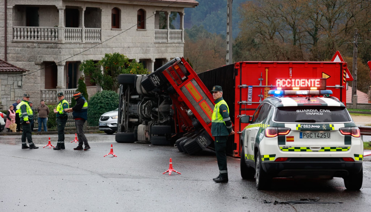 El camión que volcó en la rotonda de Baión