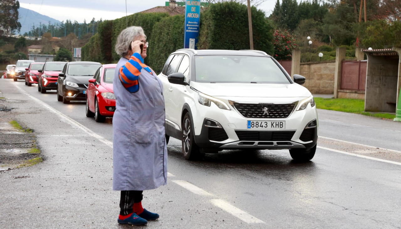 Colas de coches en la carretera que llega a la rotonda