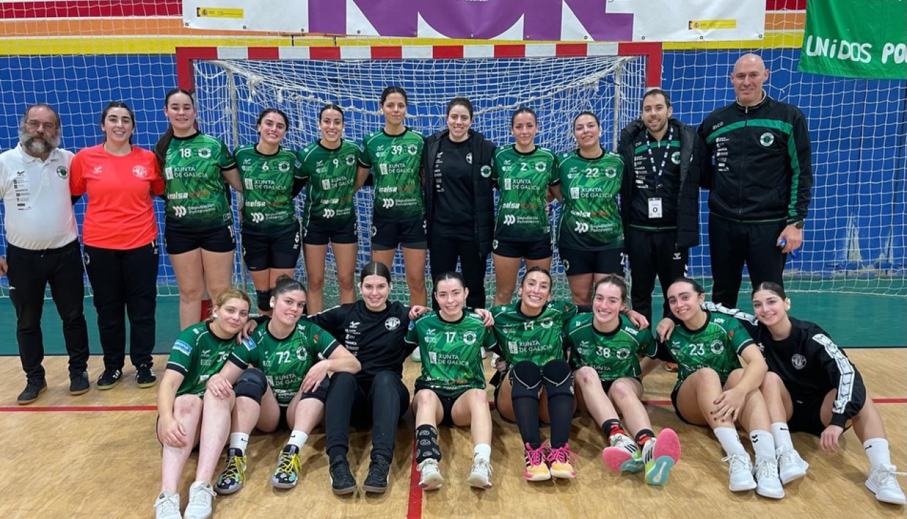 Raquel Múñiz, tercera por la derecha desde abajo, con sus compañeras del Asmubal