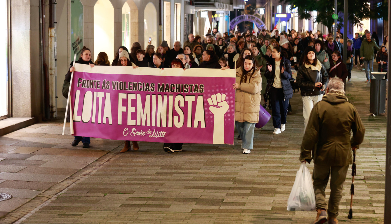 Una mujer contempla la manifestación feminista en Vilagarcía