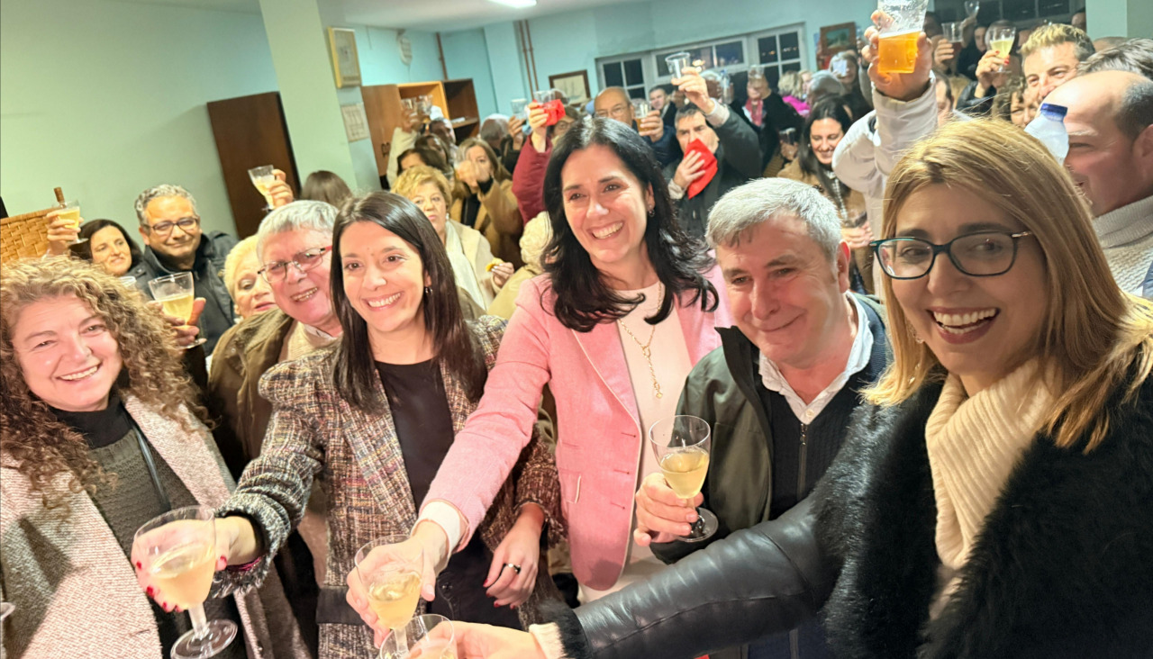 Algunos de los máximos responsables del PP en Galicia y A Coruña brindaron con la familia popular de Ribeira por los éxitos de cara al 2026