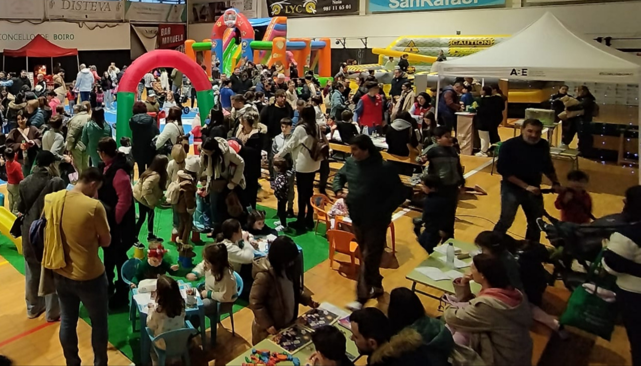 El parque infantil instalado en el pabellón de A Cachada dispone de hinchables para los que es necesario contar con invitaciones que se entregan en los comercio asociados a la patronal boirense