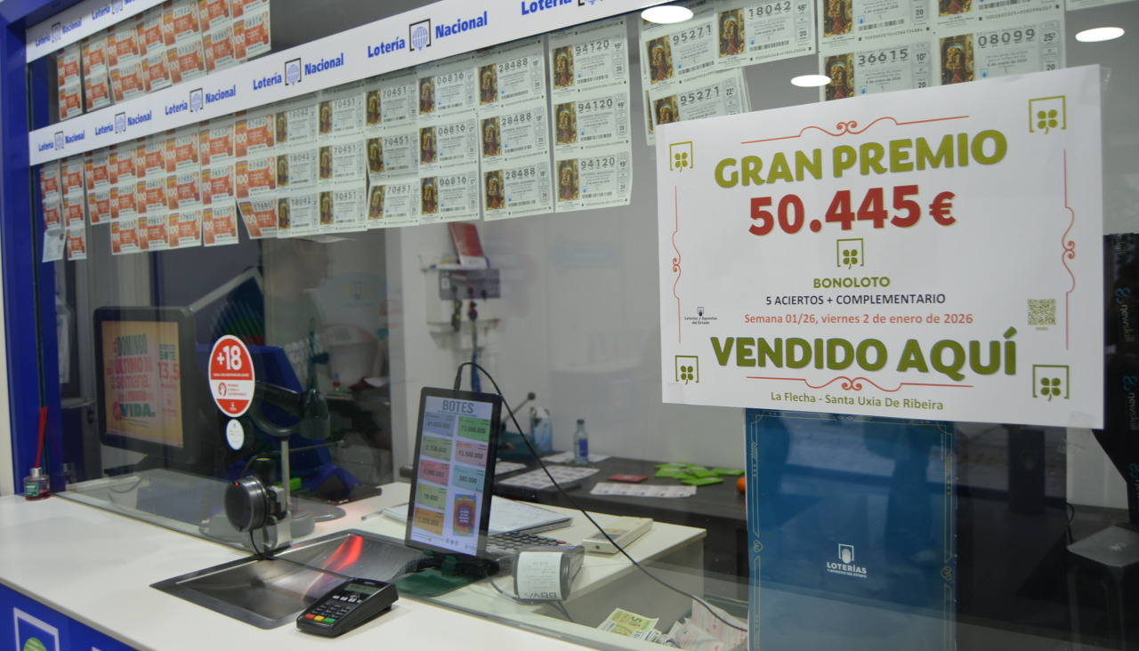 La Administración de Loterías Número 2 de Ribeira, que se ubica en el bajo del edificio número 6 de la céntrica Rúa Santa Uxía, selló el boleto premiado con 50.445 euros