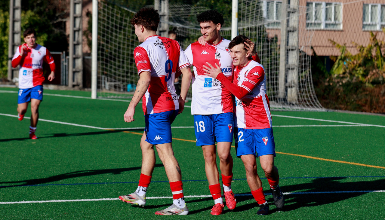 Los jugadores celebran el primer gol