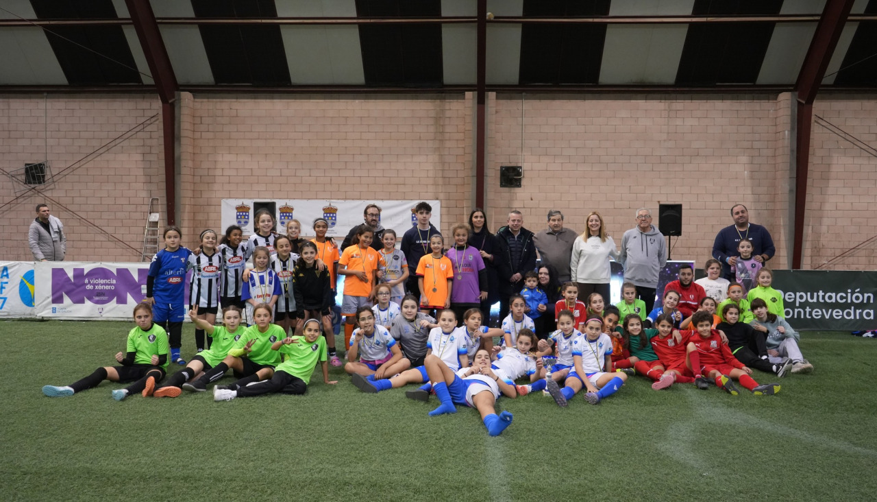 Jugadoras de todos los conjuntos posaron para una foto de familia