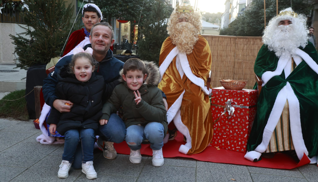 Un momento de la visita de los pajes