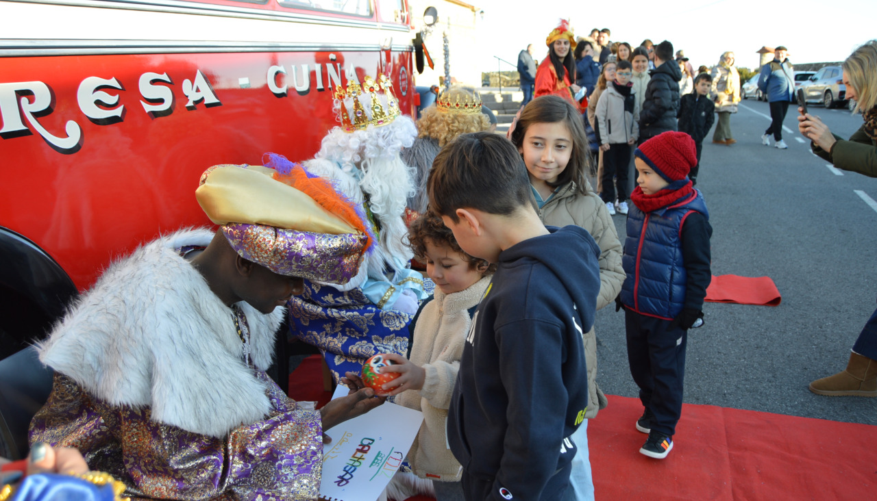 Dos hermanos le entregaron un cartel con su nombre al Rey Baltasar, algo que le hizo mucha ilusión al monarca, que les entregó un obsequio sorpresa y caramelos, como al resto de los niños