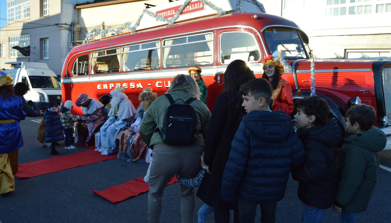 Un autocar histórico, de lso años 50, está llevando a Sus Majestades de Oriente por las parroquias rurales de Ribeira, en donde les están esperando cientos de niños