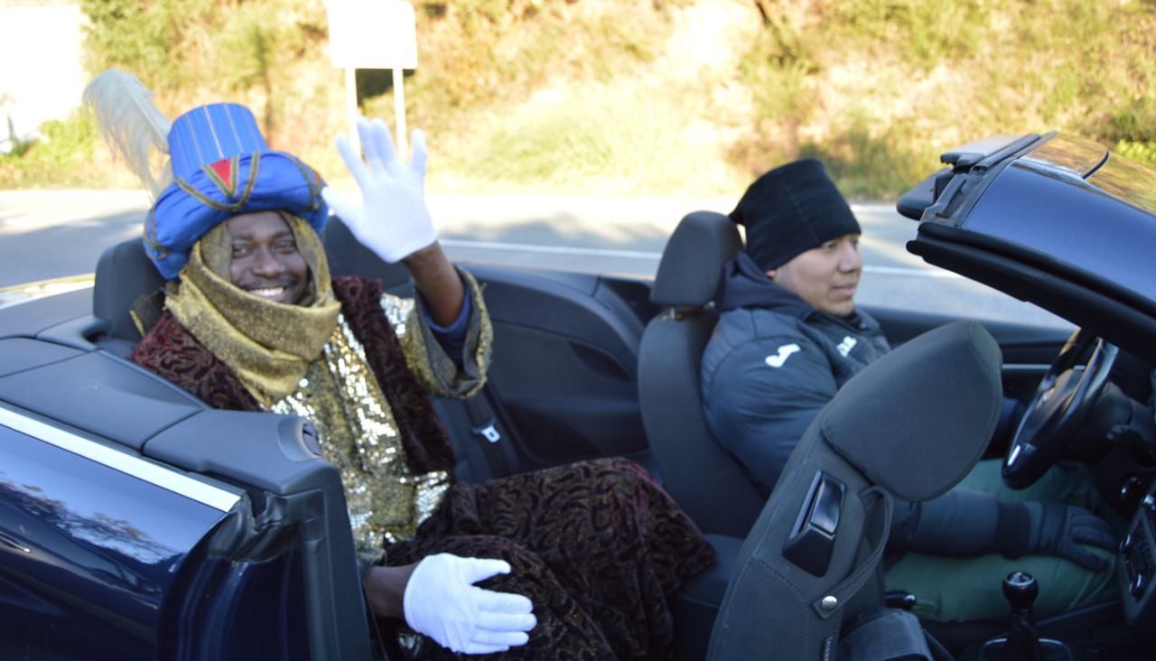 El Rey Baltasar saluda a los asistentes en la salida desde el lugar de A Tomada del recorrido en coches descapotables que les llevó por las parroquias rurales pobrenses