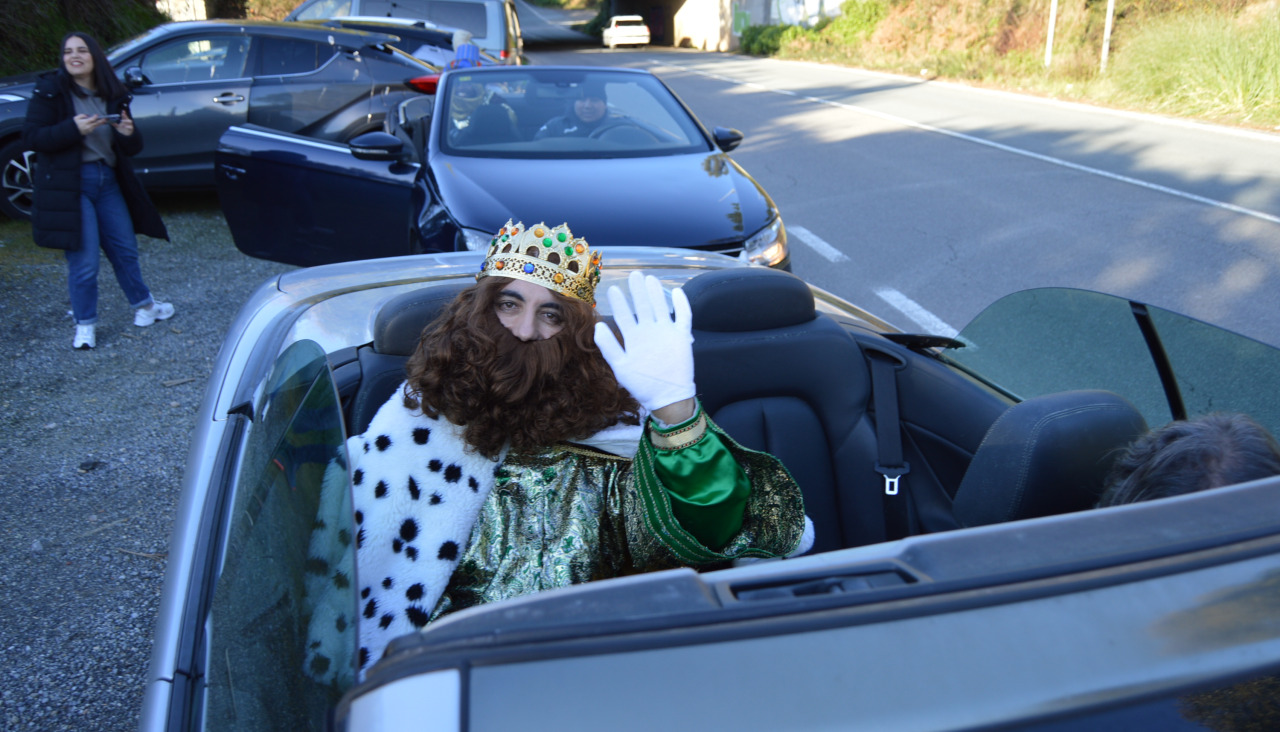 El Rey Gaspar saluda a los asistentes en la salida desde el lugar de A Tomada del recorrido en coches descapotables que les llevó por las parroquias rurales pobrenses