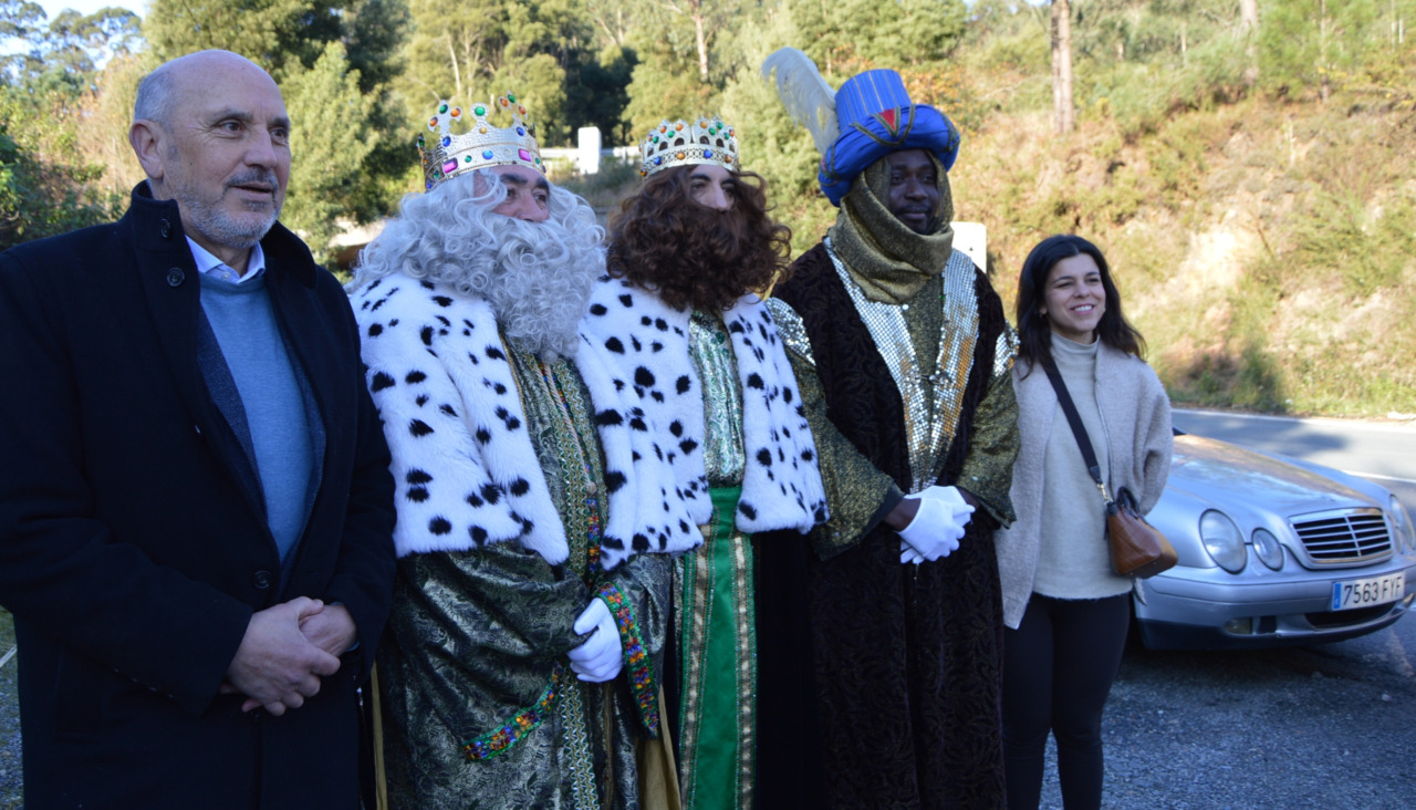 El alcalde, José Carlos Vidal, y la concejala de Servizos Municipais, Estefanía Ramos, recibieron a Sus Majestades de Oriente en el lugar de A Tomada
