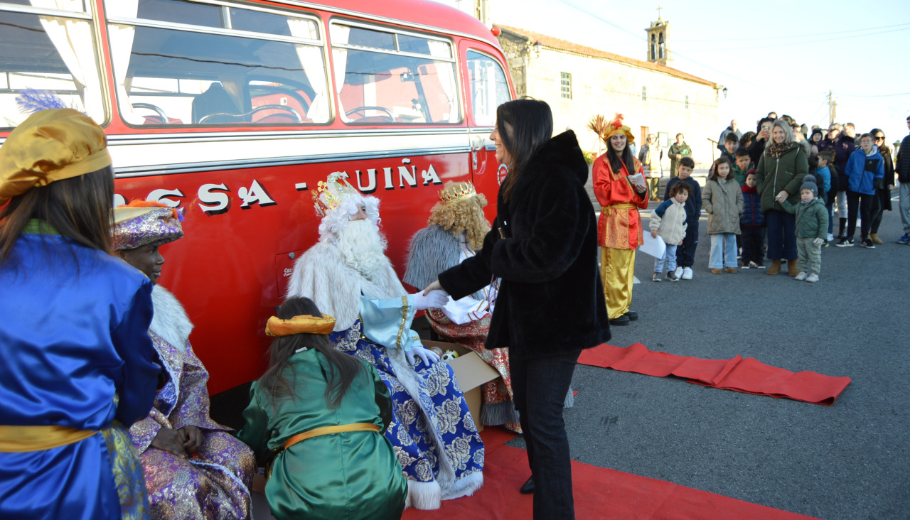La alcaldesa, María Sampedro, saludo a los Reyes Magos a su llegada a Carreira, en un acto al que también asistió el concejal de la parroquia, Víctor Reiriz