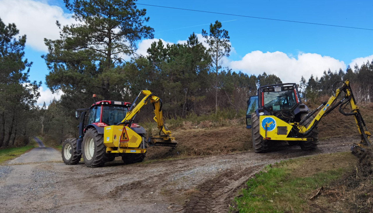 Trabajos de desbroce en una parroquia de Cuntis