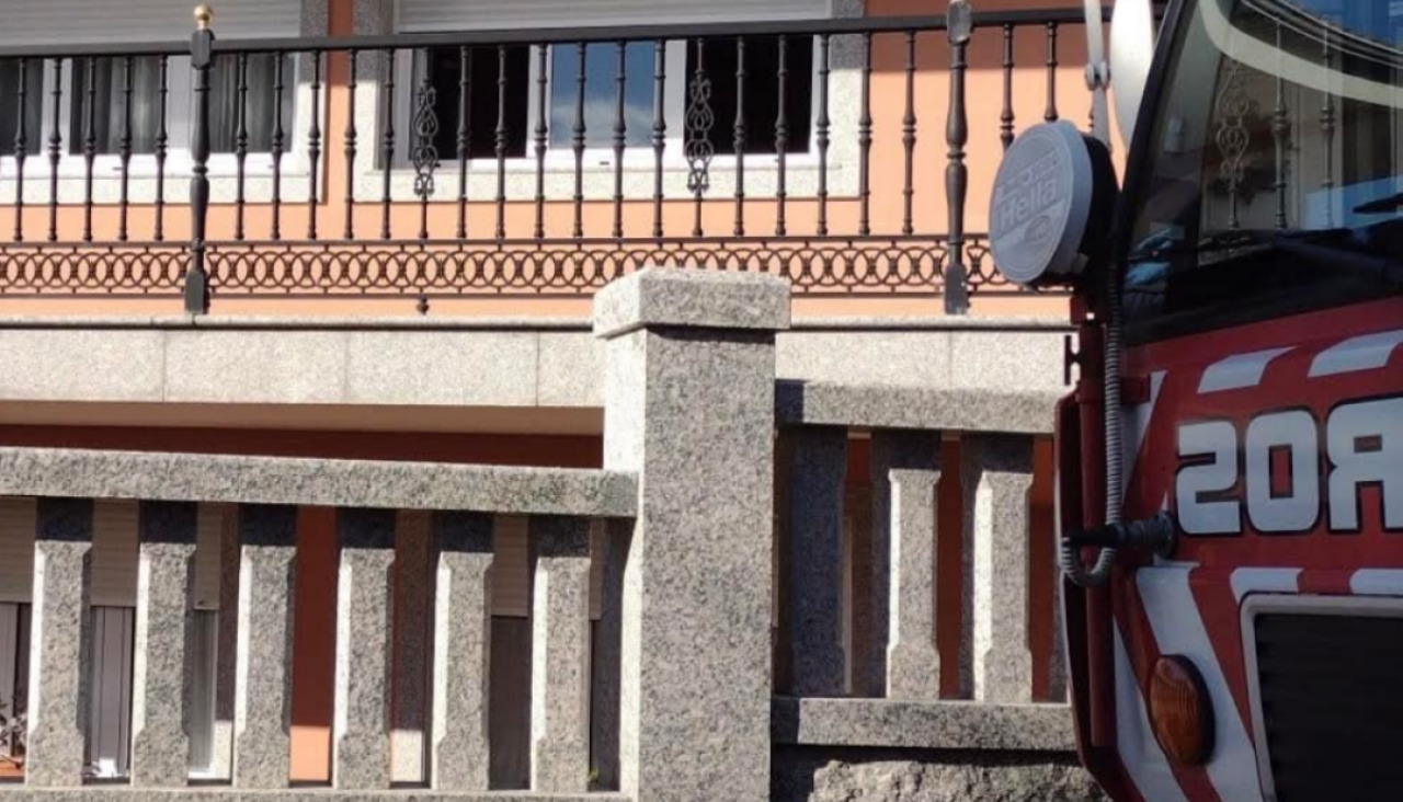 Los Bomberos de Boiro y de Ribeira acabaron por sofocar las llamas que afectaron a la campana extractora y a los muebles situados alrededor de la misma