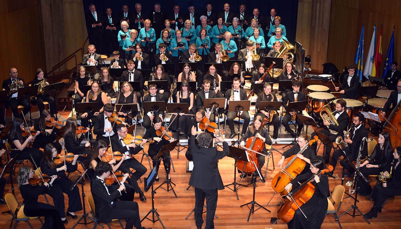 La Banda Municipal de Valga, la Orquestra Clásica y la Coral Polifónica Santa Comba de Cordeiro