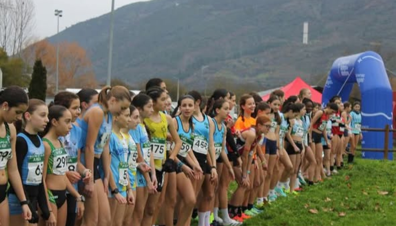 Daniela Bayón, de amarillo, en los instantes previos al campeonato gallego